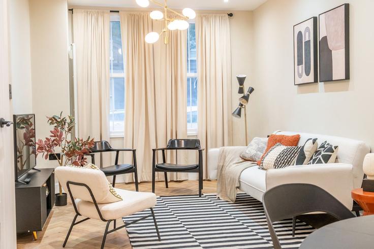 Elegant gestaltetes Wohnzimmer mit moderner Einrichtung in einer Wohnung im Building 38 Fingal St, London, UK - murray-stays-limited - 1647396 in Royal Borough of Greenwich, London Elegant gestaltetes Wohnzimmer mit moderner Einrichtung in einer Wohnung im Building 38 Fingal St, London, UK - murray-stays-limited - 1647396 in Royal Borough of Greenwich, London