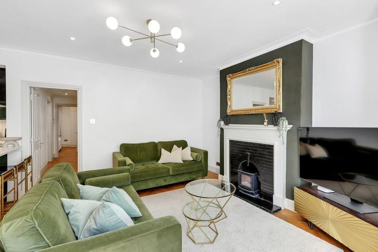 London Borough of Hammersmith and Fulham, London에 위치한 Building Edith Road - murray-stays-limited - 1530972 유닛의 세련된 인테리어가 돋보이는 거실