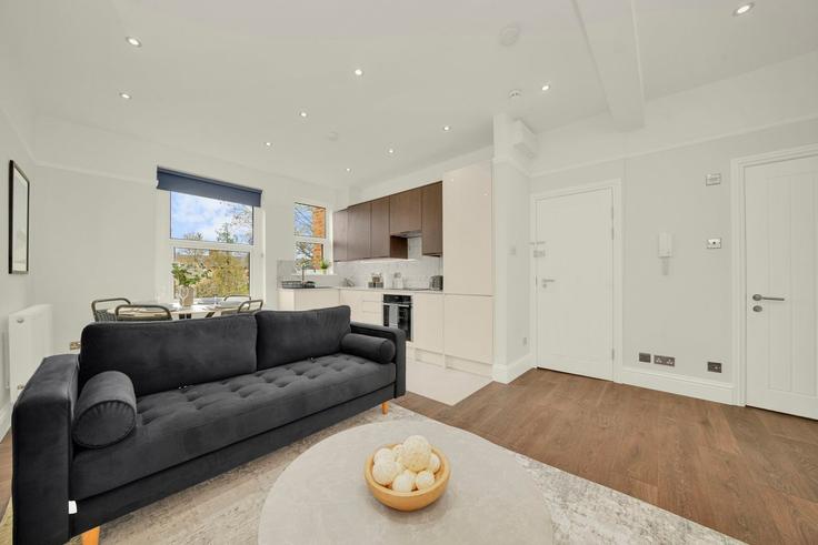 Elegant gestaltetes Wohnzimmer mit moderner Einrichtung in einer Wohnung im Building Gwendwr Road - murray-stays-limited - 1515914 in London Borough of Hammersmith and Fulham, London Elegant gestaltetes Wohnzimmer mit moderner Einrichtung in einer Wohnung im Building Gwendwr Road - murray-stays-limited - 1515914 in London Borough of Hammersmith and Fulham, London