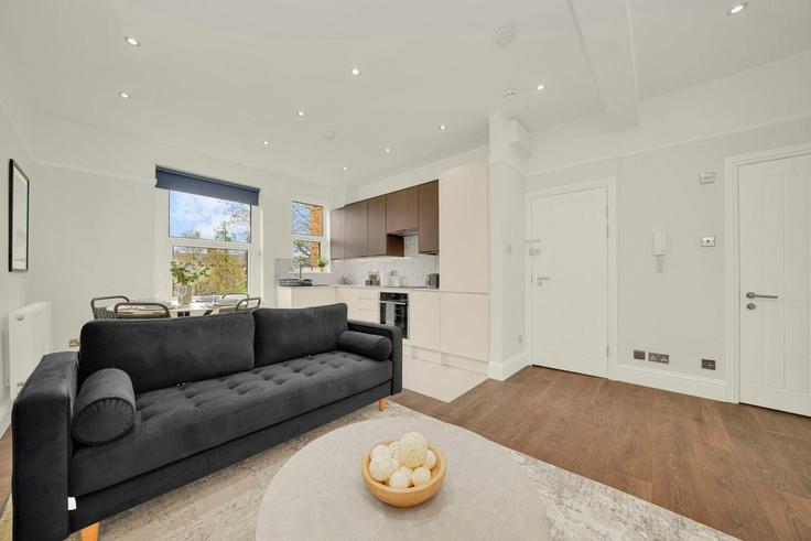 Salle de séjour élégante avec mobilier moderne dans un appartement à Building Gwendwr Road - murray-stays-limited - 1515914 à London Borough of Hammersmith and Fulham, London