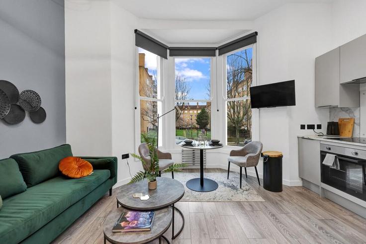 Elegante sala de estar con mobiliario moderno en un apartamento en Building Hilldrop Road - murray-stays-limited - 1515937 en London Borough of Islington, London Elegante sala de estar con mobiliario moderno en un apartamento en Building Hilldrop Road - murray-stays-limited - 1515937 en London Borough of Islington, London