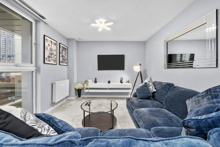 Sala de estar elegantemente projetada com móveis modernos em um apartamento no Building Blackwall Way - murray-stays-limited - 1515941 em London Borough of Tower Hamlets, London