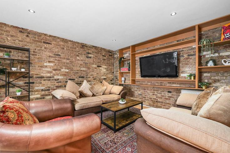 Salle de séjour élégante avec mobilier moderne dans un appartement à Building Fullwood's Mews - murray-stays-limited - 1515927 à London Borough of Hackney, London