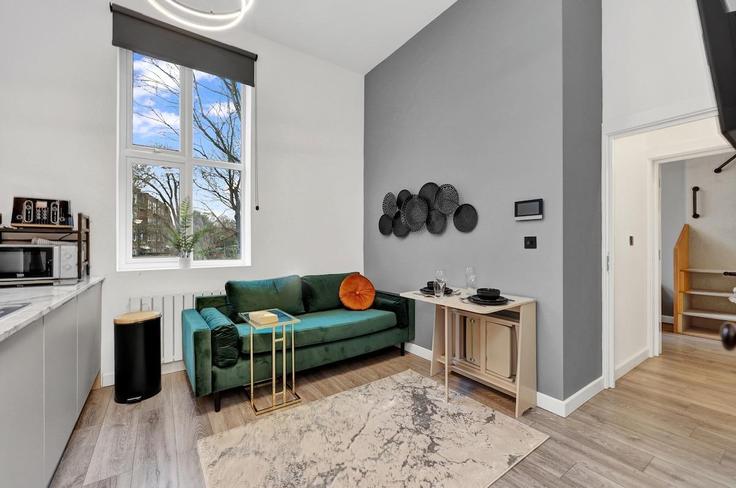 Salle de séjour élégante avec mobilier moderne dans un appartement à Building Hilldrop Road - murray-stays-limited - 1515938 à London Borough of Islington, London