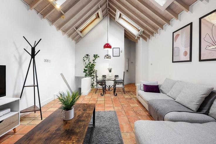 Salle de séjour élégante avec mobilier moderne dans un appartement à Building Fullwood's Mews - murray-stays-limited - 1515945 à London Borough of Hackney, London
