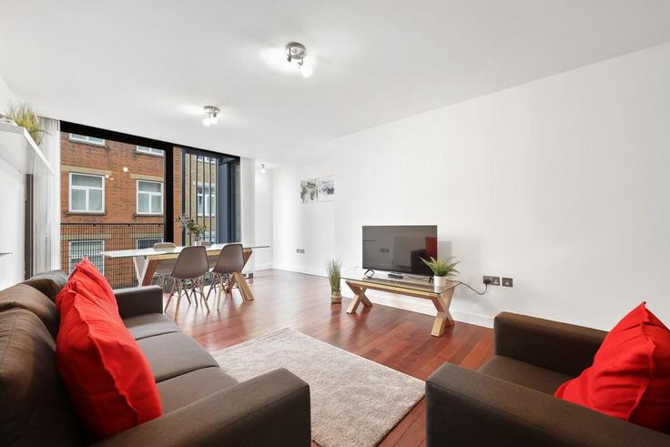 Elegant gestaltetes Wohnzimmer mit moderner Einrichtung in einer Wohnung im Building Redchurch Street - murray-stays-limited - 1515924 in London Borough of Hackney, London