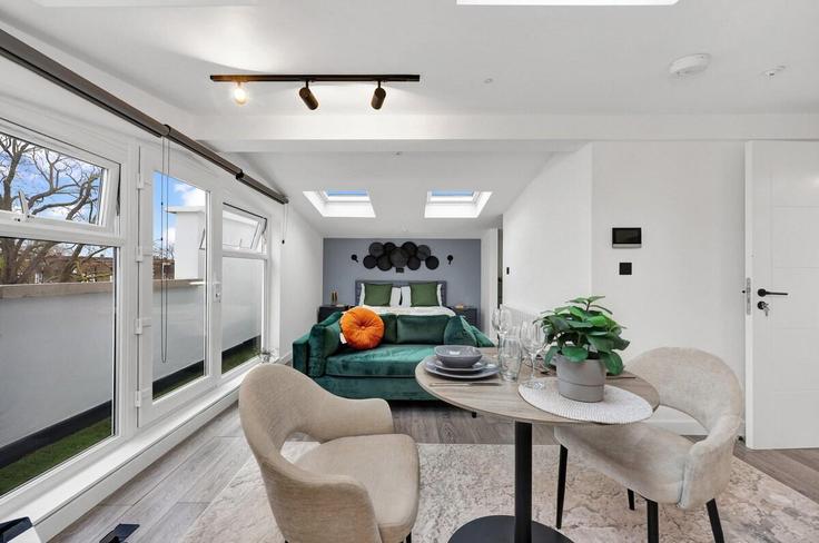 Building Hilldrop Road - murray-stays-limited - 1515930 adresindeki bir dairede modern mobilyalarla zarif bir şekilde tasarlanmış oturma odası London Borough of Islington, London Building Hilldrop Road - murray-stays-limited - 1515930 adresindeki bir dairede modern mobilyalarla zarif bir şekilde tasarlanmış oturma odası London Borough of Islington, London
