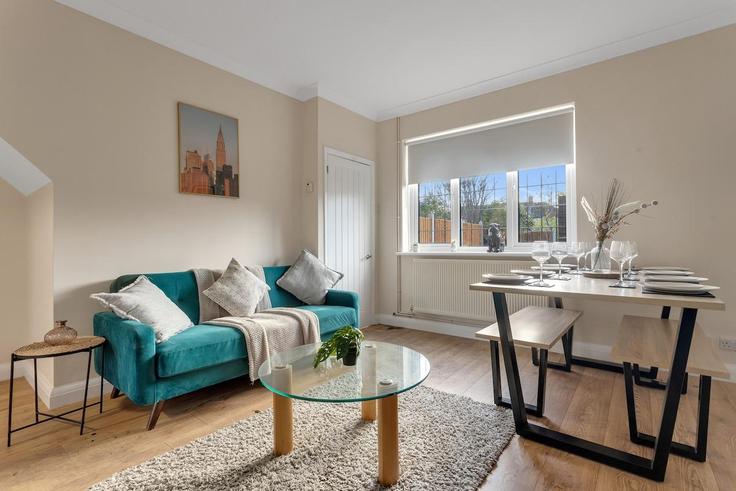London London Borough of Tower HamletsのBuilding Hesperus Crescent - murray-stays-limited - 1515923のアパートメントにある、モダンな家具を備えたエレガントなデザインのリビングルーム