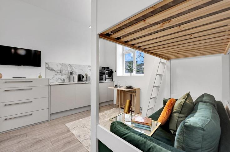 Elegant gestaltetes Wohnzimmer mit moderner Einrichtung in einer Wohnung im Building Hilldrop Road - murray-stays-limited - 1515936 in London Borough of Islington, London