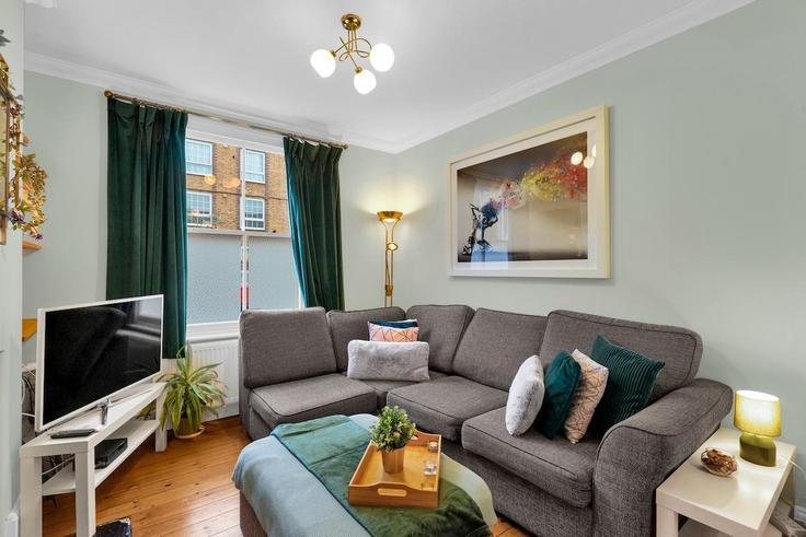 Sala de estar elegantemente projetada com móveis modernos em um apartamento no Building Cahir Street - murray-stays-limited - 1515921 em London Borough of Tower Hamlets, London Sala de estar elegantemente projetada com móveis modernos em um apartamento no Building Cahir Street - murray-stays-limited - 1515921 em London Borough of Tower Hamlets, London