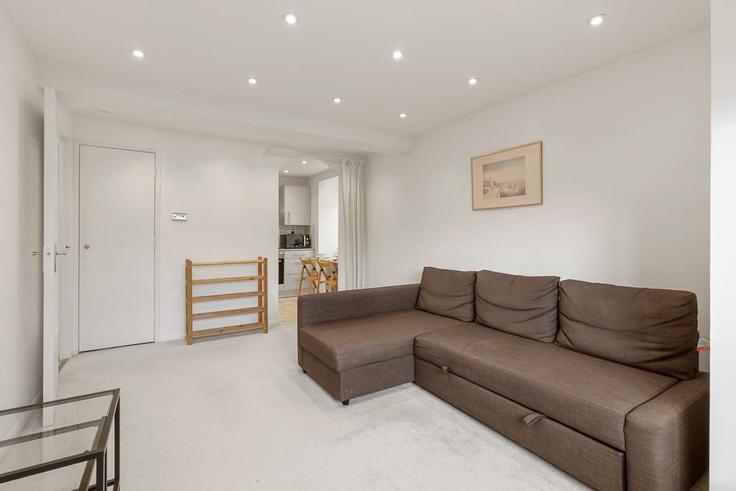 London London Borough of NewhamのBuilding Jade Close - murray-stays-limited - 1515906のアパートメントにある、モダンな家具を備えたエレガントなデザインのリビングルーム