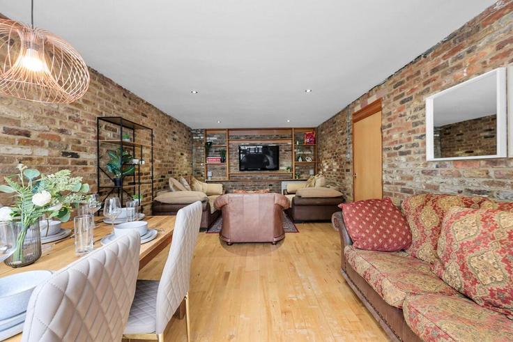 London London Borough of HackneyのBuilding Fullwood's Mews - murray-stays-limited - 1515927のアパートメントにある、モダンな家具を備えたエレガントなデザインのリビングルーム