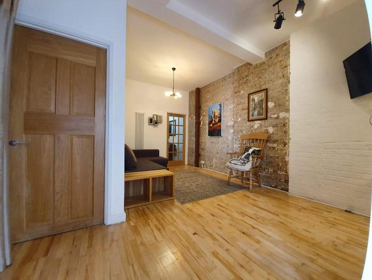 Sala de estar elegantemente projetada com móveis modernos em um apartamento no Building Bevenden Street - murray-stays-limited - 1515948 em London Borough of Hackney, London Sala de estar elegantemente projetada com móveis modernos em um apartamento no Building Bevenden Street - murray-stays-limited - 1515948 em London Borough of Hackney, London