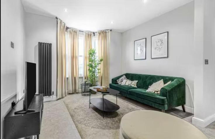 Salle de séjour élégante avec mobilier moderne dans un appartement à Building Annandale Road - murray-stays-limited - 1515915 à Royal Borough of Greenwich, London