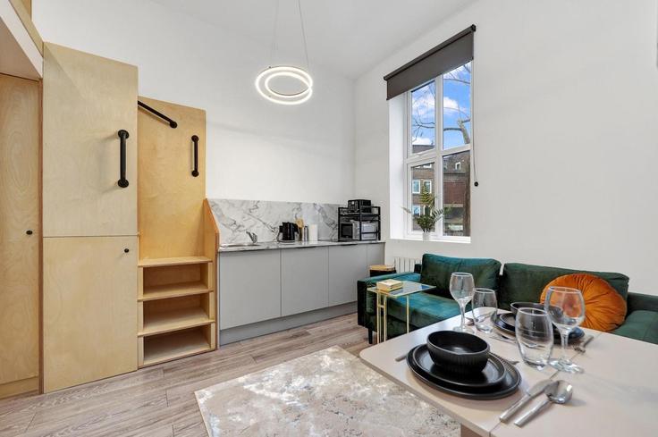 Elegant gestaltetes Wohnzimmer mit moderner Einrichtung in einer Wohnung im Building Hilldrop Road - murray-stays-limited - 1515938 in London Borough of Islington, London