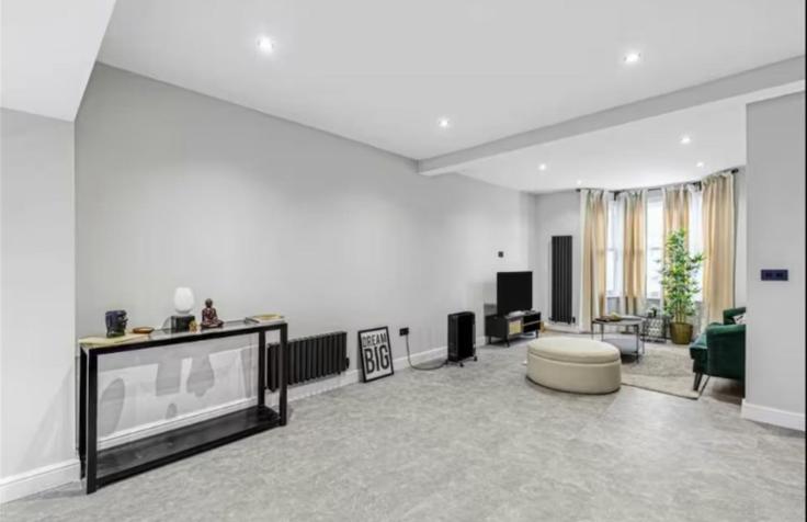 Building Annandale Road - murray-stays-limited - 1515915 adresindeki bir dairede modern mobilyalarla zarif bir şekilde tasarlanmış oturma odası Royal Borough of Greenwich, London