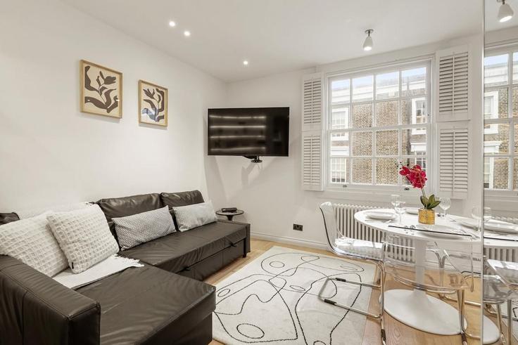 Royal Borough of Kensington and Chelsea, London에 위치한 Building Campden Street - murray-stays-limited - 1515908 유닛의 세련된 인테리어가 돋보이는 거실
