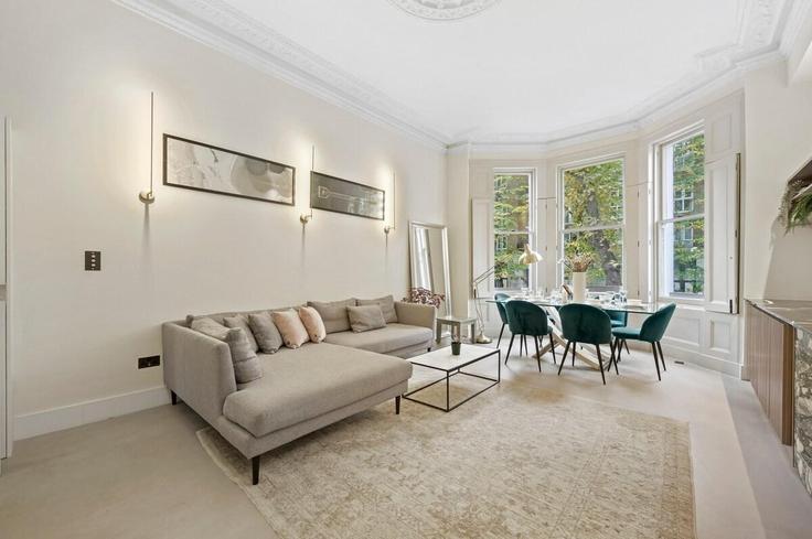 Building Russell Road - murray-stays-limited - 1515925 adresindeki bir dairede modern mobilyalarla zarif bir şekilde tasarlanmış oturma odası Royal Borough of Kensington and Chelsea, London