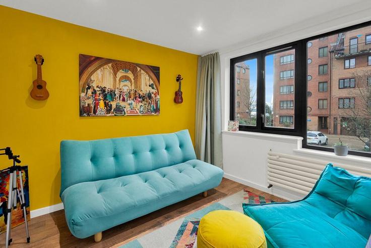 London London Borough of Tower HamletsのBuilding Leerdam Drive - murray-stays-limited - 1515905のアパートメントにある、モダンな家具を備えたエレガントなデザインのリビングルーム