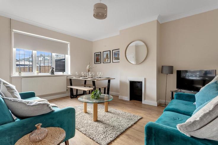 London Borough of Tower Hamlets, London에 위치한 Building Hesperus Crescent - murray-stays-limited - 1515923 유닛의 세련된 인테리어가 돋보이는 거실