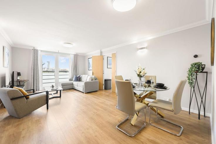 Sala de estar elegantemente projetada com móveis modernos em um apartamento no Building Millennium Drive - murray-stays-limited - 1515946 em London Borough of Tower Hamlets, London Sala de estar elegantemente projetada com móveis modernos em um apartamento no Building Millennium Drive - murray-stays-limited - 1515946 em London Borough of Tower Hamlets, London