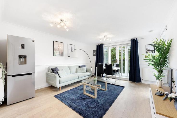 Elegant gestaltetes Wohnzimmer mit moderner Einrichtung in einer Wohnung im Building Island Row - murray-stays-limited - 1515920 in London Borough of Tower Hamlets, London Elegant gestaltetes Wohnzimmer mit moderner Einrichtung in einer Wohnung im Building Island Row - murray-stays-limited - 1515920 in London Borough of Tower Hamlets, London