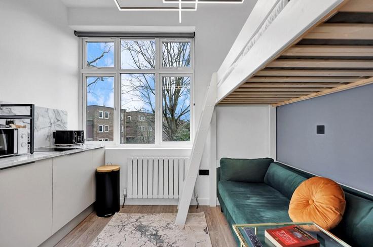 Sala de estar elegantemente projetada com móveis modernos em um apartamento no Building Hilldrop Road - murray-stays-limited - 1515935 em London Borough of Islington, London