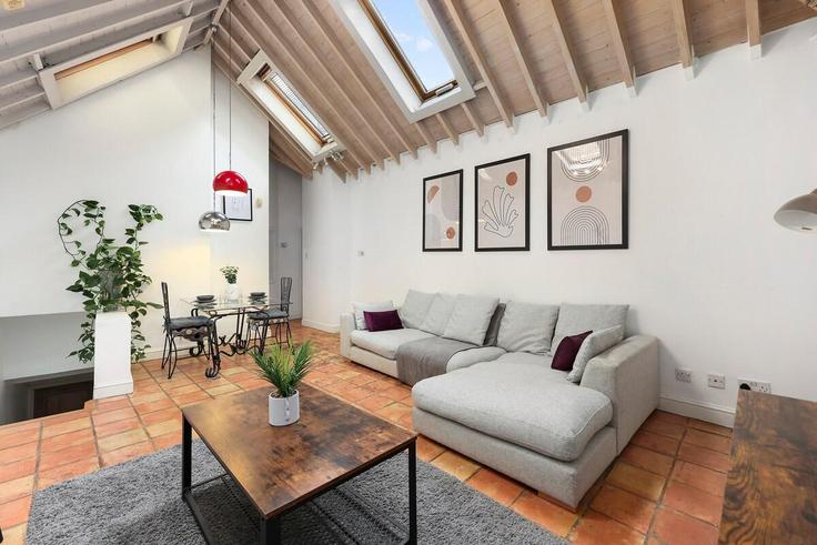Salle de séjour élégante avec mobilier moderne dans un appartement à Building Fullwood's Mews - murray-stays-limited - 1515945 à London Borough of Hackney, London