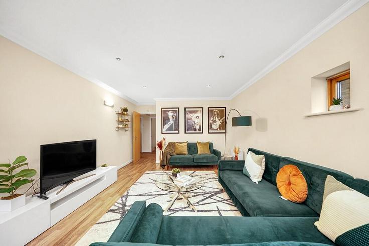 Sala de estar elegantemente projetada com móveis modernos em um apartamento no Building Maritime Quay - murray-stays-limited - 1515949 em London Borough of Tower Hamlets, London