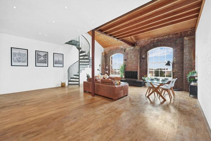 Sala de estar elegantemente projetada com móveis modernos em um apartamento no Building Morris Road - murray-stays-limited - 1515952 em London Borough of Tower Hamlets, London