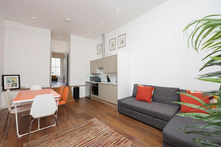 London Borough of Hackney, London에 위치한 Building Broadway Market - murray-stays-limited - 1515957 유닛의 세련된 인테리어가 돋보이는 거실