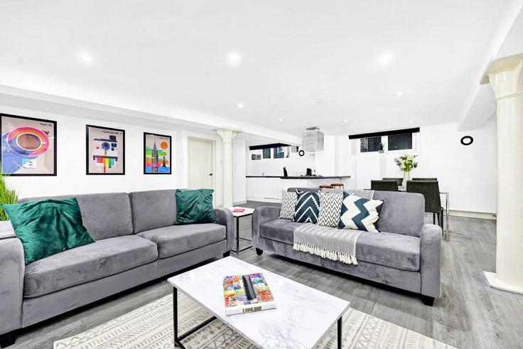 Sala de estar elegantemente projetada com móveis modernos em um apartamento no Building Fairchild Place - murray-stays-limited - 1515951 em London Borough of Hackney, London