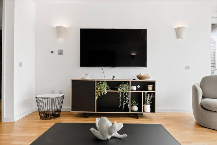 Sala de estar elegantemente projetada com móveis modernos em um apartamento no Building Fairmont Avenue - murraystays - 1507687 em London Borough of Tower Hamlets, London
