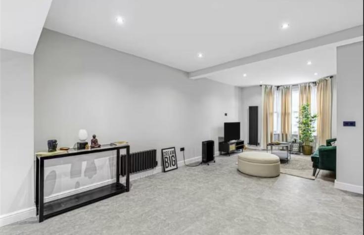 London Royal Borough of GreenwichのBuilding Calvert Road - murraystays - 1332030のアパートメントにある、モダンな家具を備えたエレガントなデザインのリビングルーム London Royal Borough of GreenwichのBuilding Calvert Road - murraystays - 1332030のアパートメントにある、モダンな家具を備えたエレガントなデザインのリビングルーム
