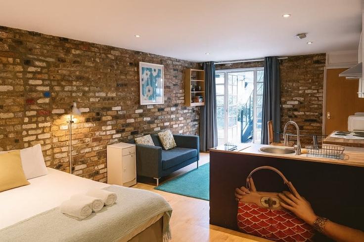 Elegante sala de estar con mobiliario moderno en un apartamento en Building New North Road - murraystays - 1358117 en London Borough of Hackney, London