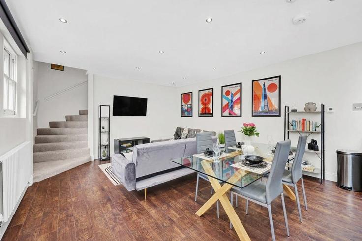 Elegant gestaltetes Wohnzimmer mit moderner Einrichtung in einer Wohnung im Building Ross Way - murraystays - 1039352 in London Borough of Tower Hamlets, London