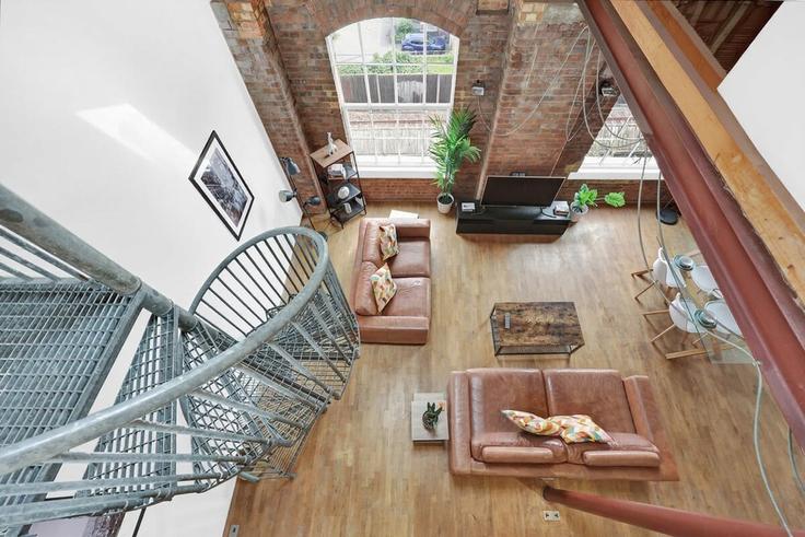 Sala de estar elegantemente projetada com móveis modernos em um apartamento no Building Morris Road - murraystays - 1039354 em London Borough of Tower Hamlets, London