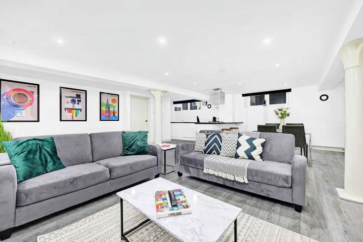 Elegant gestaltetes Wohnzimmer mit moderner Einrichtung in einer Wohnung im Building Shoreditch High Street - murraystays - 1039350 in London Borough of Hackney, London Elegant gestaltetes Wohnzimmer mit moderner Einrichtung in einer Wohnung im Building Shoreditch High Street - murraystays - 1039350 in London Borough of Hackney, London