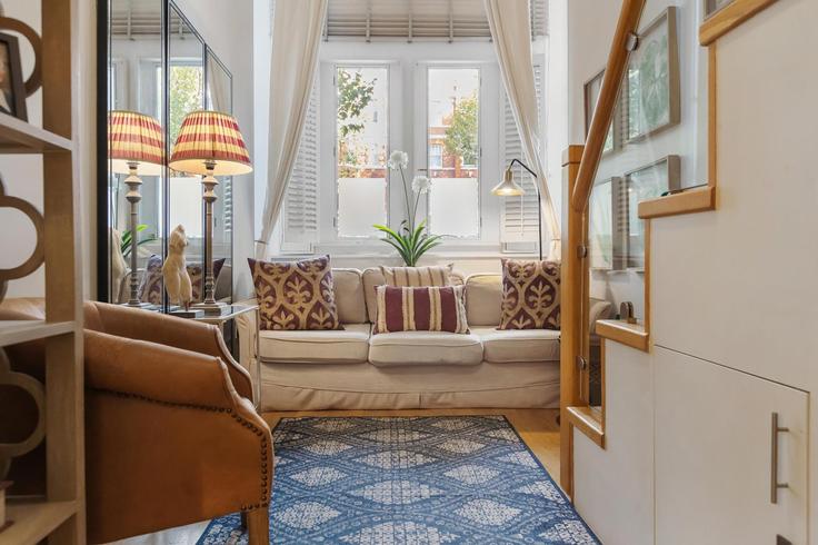 Elegant gestaltetes Wohnzimmer mit moderner Einrichtung in einer Wohnung im Building Queen's Gate Place - mx-lettings-limited-1 - 1566453 in Royal Borough of Kensington and Chelsea, London Elegant gestaltetes Wohnzimmer mit moderner Einrichtung in einer Wohnung im Building Queen's Gate Place - mx-lettings-limited-1 - 1566453 in Royal Borough of Kensington and Chelsea, London