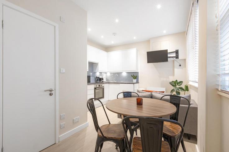 Building Adrian Mews - mx-lettings-limited-1 - 1566461 adresindeki bir dairede modern mobilyalarla zarif bir şekilde tasarlanmış oturma odası Royal Borough of Kensington and Chelsea, London