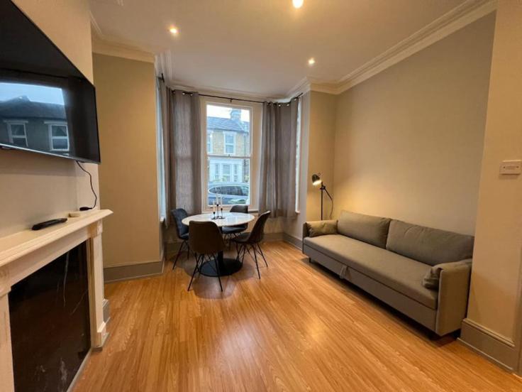 Elegante sala de estar con mobiliario moderno en un apartamento en Building Clyston Street - mx-lettings-limited-1 - 1566467 en London Borough of Wandsworth, London Elegante sala de estar con mobiliario moderno en un apartamento en Building Clyston Street - mx-lettings-limited-1 - 1566467 en London Borough of Wandsworth, London