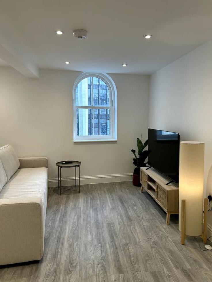Building Kensington High Street - mx-lettings-limited-1 - 1566474 adresindeki bir dairede modern mobilyalarla zarif bir şekilde tasarlanmış oturma odası Royal Borough of Kensington and Chelsea, London Building Kensington High Street - mx-lettings-limited-1 - 1566474 adresindeki bir dairede modern mobilyalarla zarif bir şekilde tasarlanmış oturma odası Royal Borough of Kensington and Chelsea, London