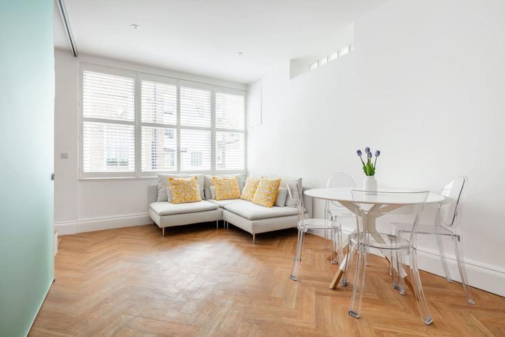 Elegante sala de estar con mobiliario moderno en un apartamento en Building Farnell Mews - mx-lettings-limited-1 - 1566480 en Royal Borough of Kensington and Chelsea, London Elegante sala de estar con mobiliario moderno en un apartamento en Building Farnell Mews - mx-lettings-limited-1 - 1566480 en Royal Borough of Kensington and Chelsea, London