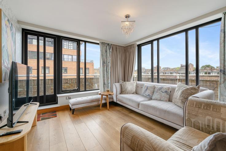 Elegante sala de estar con mobiliario moderno en un apartamento en Building Pembroke Road - mx-lettings-limited-1 - 1566481 en Royal Borough of Kensington and Chelsea, London Elegante sala de estar con mobiliario moderno en un apartamento en Building Pembroke Road - mx-lettings-limited-1 - 1566481 en Royal Borough of Kensington and Chelsea, London