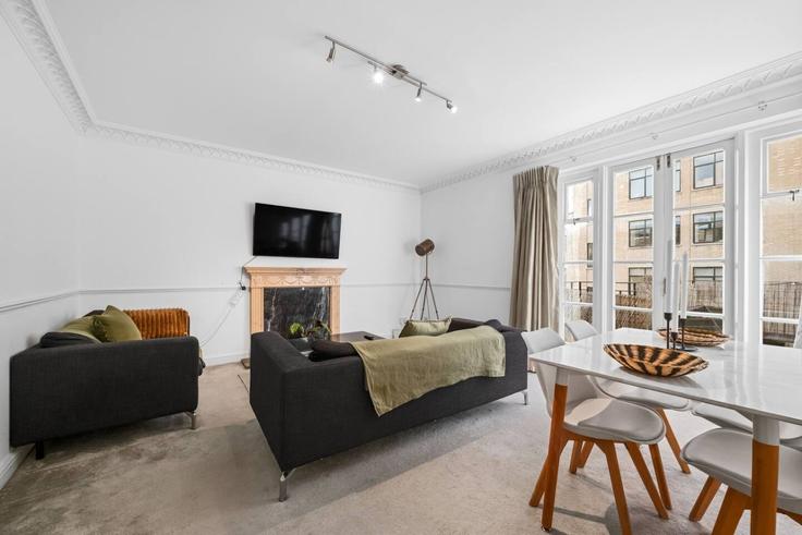 Salle de séjour élégante avec mobilier moderne dans un appartement à Building Chiltern Street - mx-lettings-limited-1 - 1628637 à City of Westminster, London