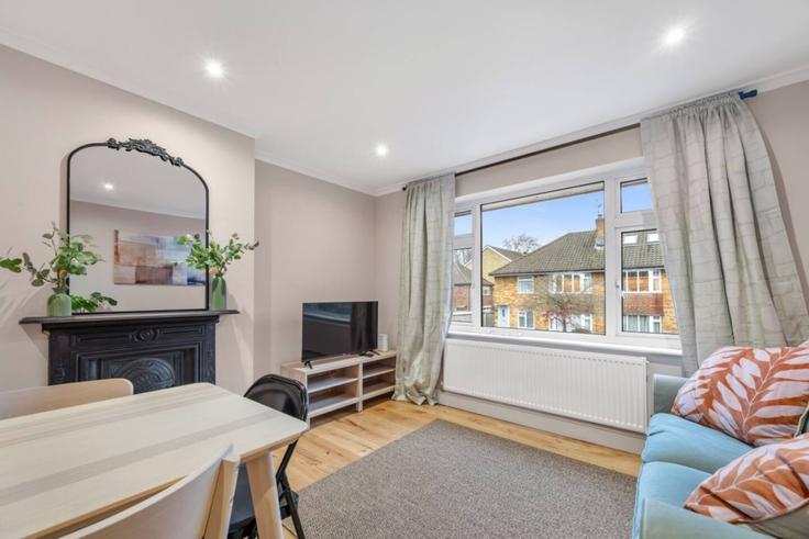 London Borough of Ealing, London에 위치한 Building Webster Gardens - mx-lettings-limited-1 - 1643594 유닛의 세련된 인테리어가 돋보이는 거실 London Borough of Ealing, London에 위치한 Building Webster Gardens - mx-lettings-limited-1 - 1643594 유닛의 세련된 인테리어가 돋보이는 거실