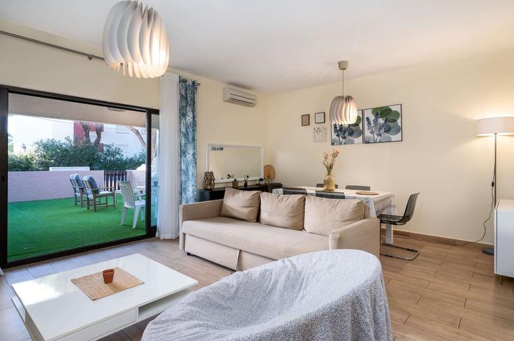 Sala de estar elegantemente projetada com móveis modernos em um apartamento no Building Caminho da Lebre - my-algarve-rentals - 1333749 em Quarteira, Quarteira Sala de estar elegantemente projetada com móveis modernos em um apartamento no Building Caminho da Lebre - my-algarve-rentals - 1333749 em Quarteira, Quarteira