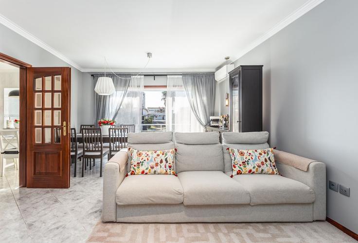 Elegante sala de estar con mobiliario moderno en un apartamento en Building Avenida dos Descobrimentos Epopeia Marítima - my-algarve-rentals - 1333764 en União das freguesias de Ovar, São João, Arada e São Vicente de Pereira Jusã, Ovar