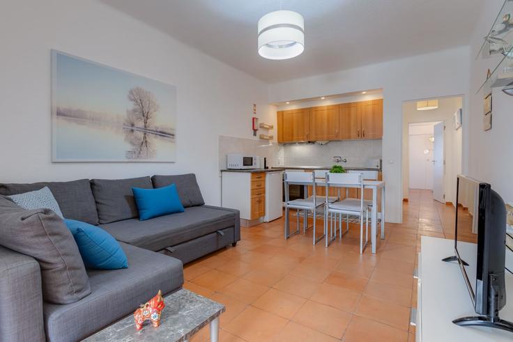 Sala de estar elegantemente projetada com móveis modernos em um apartamento no Building Rua Vasco Santana - my-algarve-rentals - 1333751 em Albufeira e Olhos de Água, Albufeira