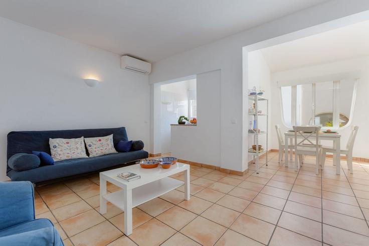 Elegante sala de estar con mobiliario moderno en un apartamento en Building Urb Algarvesol - my-algarve-rentals - 1333746 en Lagoa e Carvoeiro, Carvoeiro